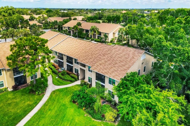 4001 Crockers Lake Boulevard 27, SARASOTA