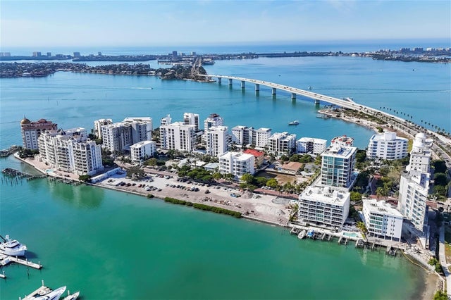 226 Golden Gate Point 32, SARASOTA