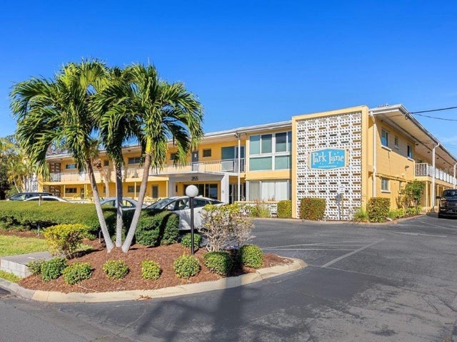 2155 Wood Street B17, SARASOTA