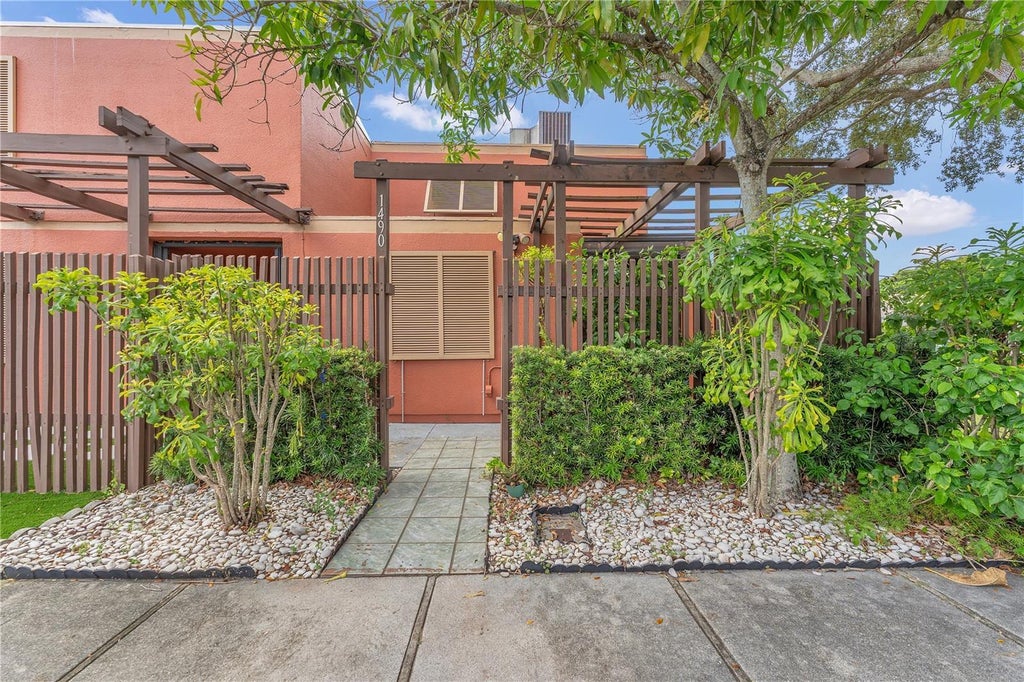 1490 Laguna Lane, PEMBROKE PINES