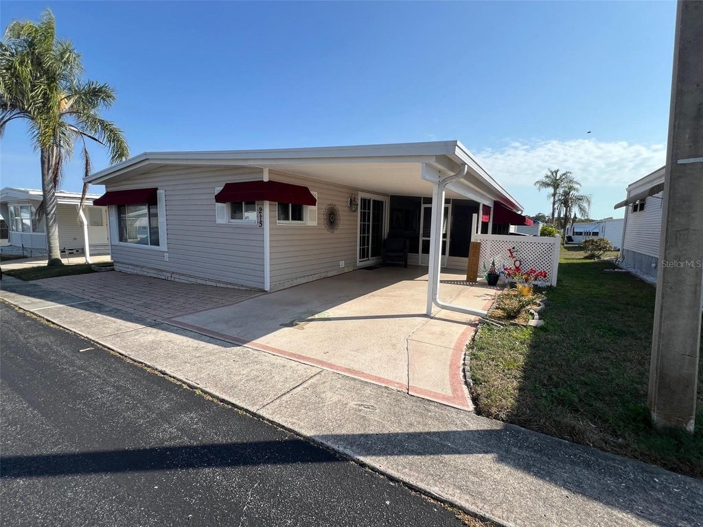 215 Royal Palm Circle, LARGO