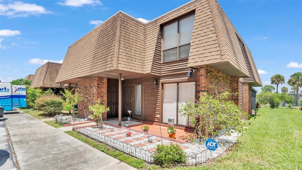 1836 North Crystal Lake Drive 10, LAKELAND Property Listing MLS® L4946572