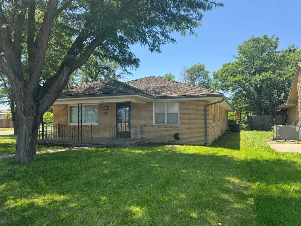 929 South Main Street, Hugoton