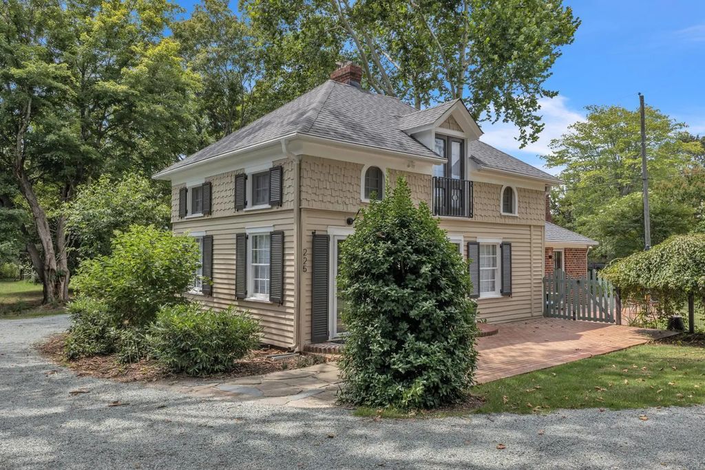 225 E Corbin Street, Hillsborough