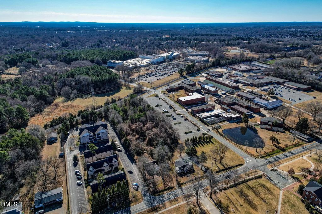 805 E Haggard Avenue, Elon