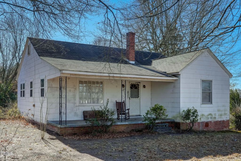 805 E Haggard Avenue, Elon