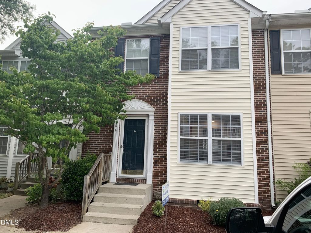 204 Climbing Ivy Court, Cary