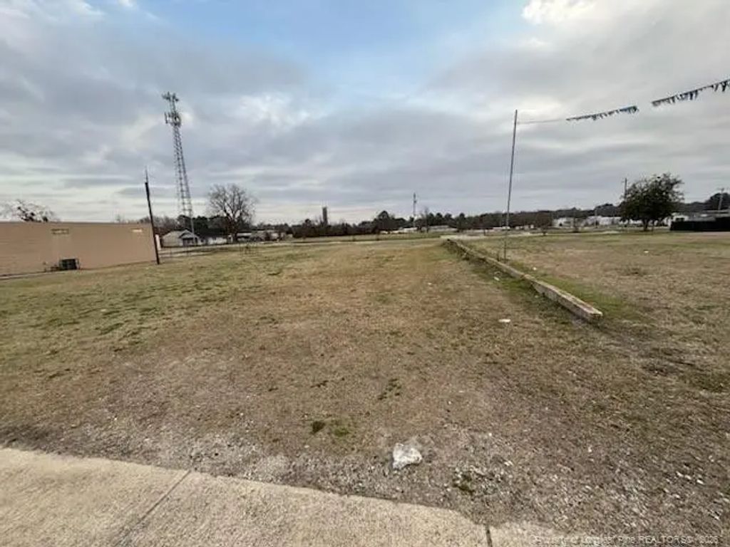 305 E First Street E, Lumberton
