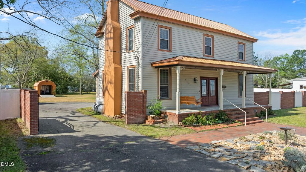 128 E Railroad Street, La Grange