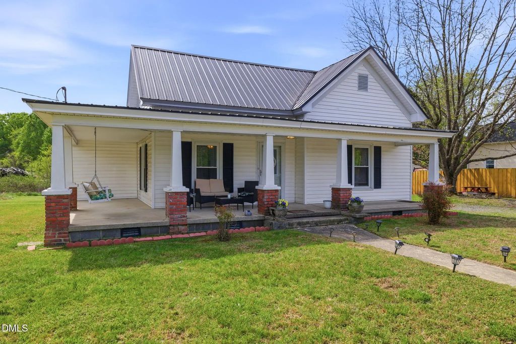 203 Sunset Street, Stem
