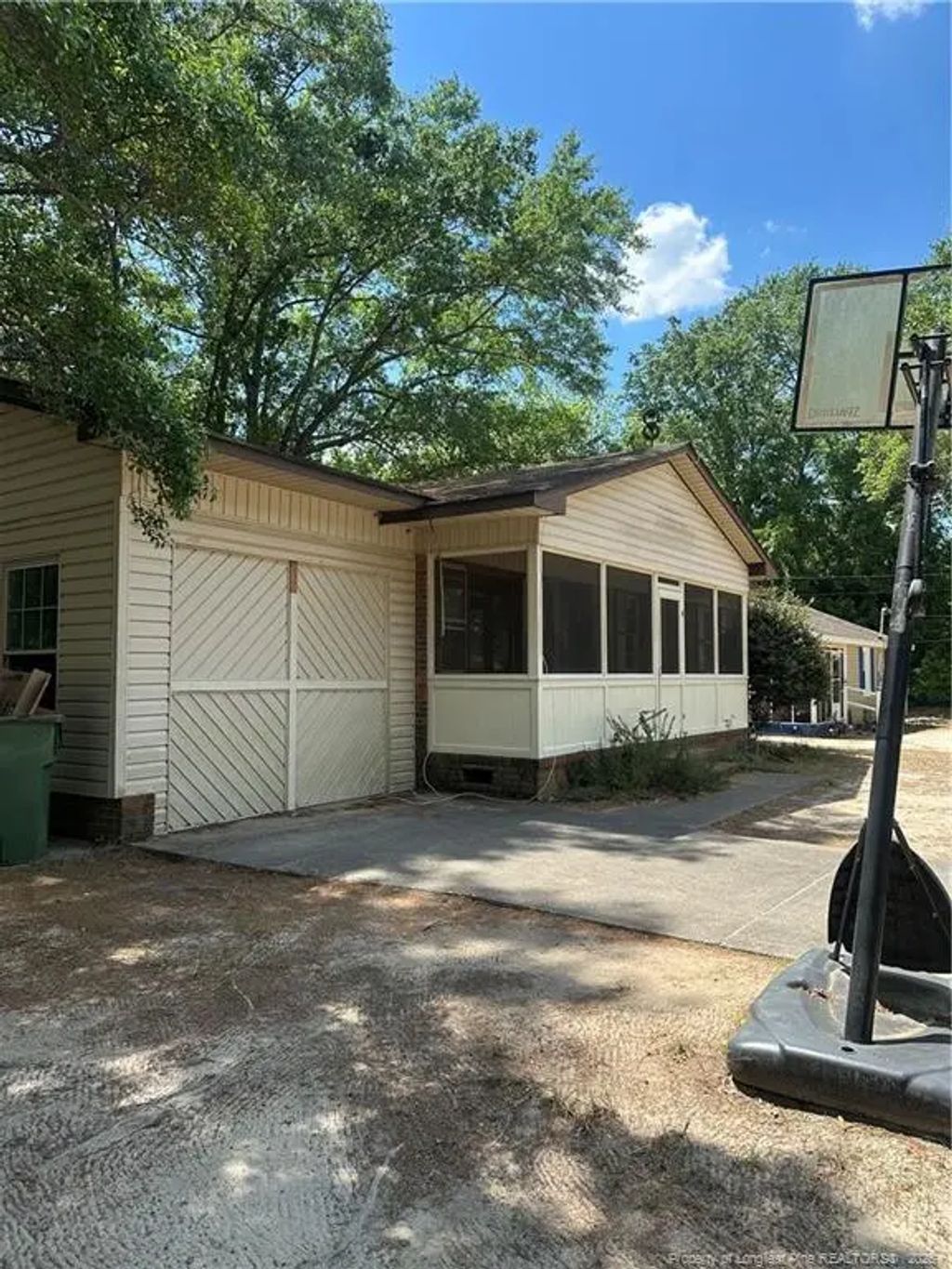 109 W Chestnut Street, Maxton
