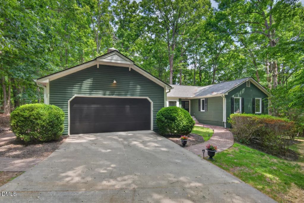 405 Lookout Point, Rougemont