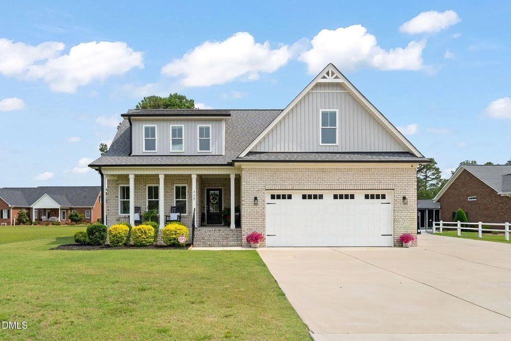 748 Old School Road, Four Oaks