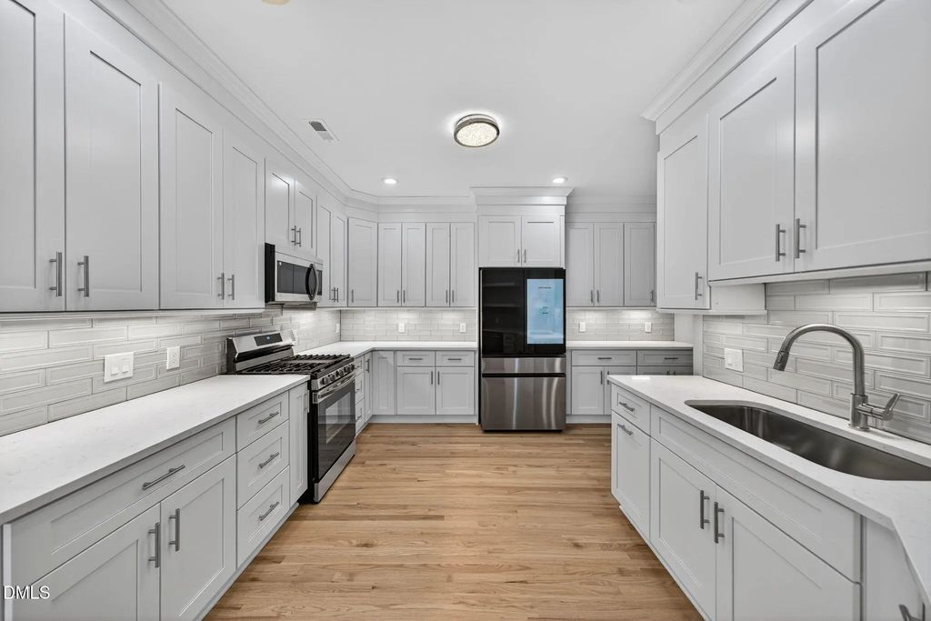 2004 Clyde Bank Court, Cary