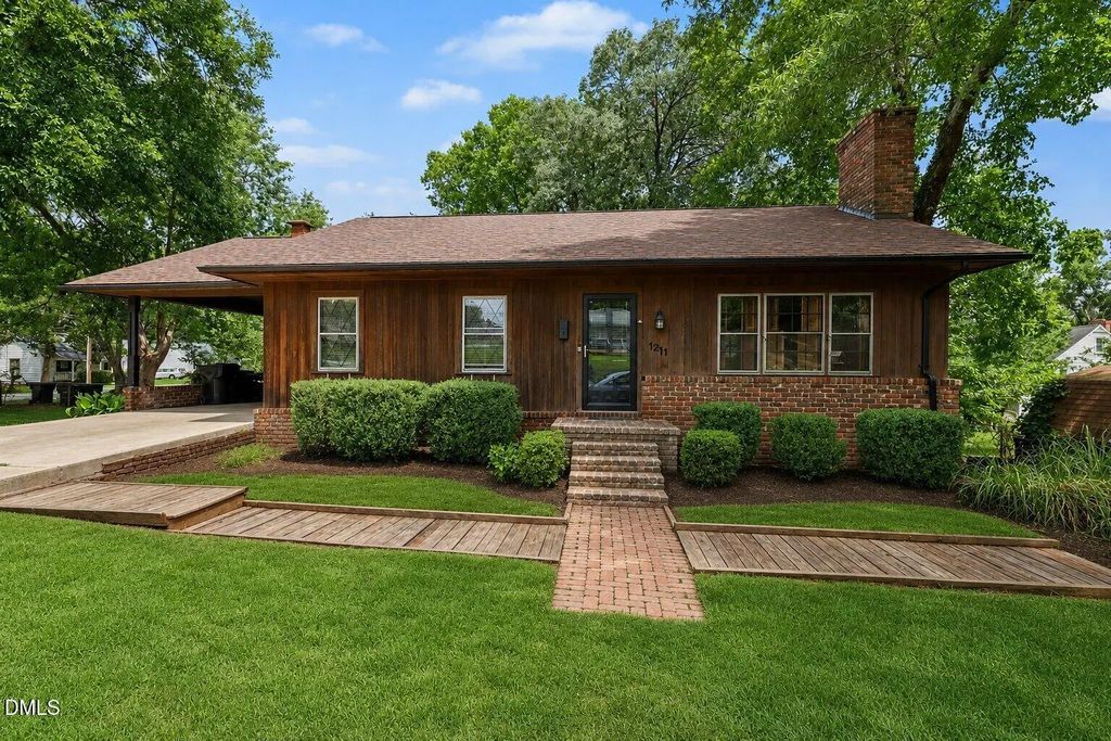 1211 E Willowbrook Drive, Burlington
