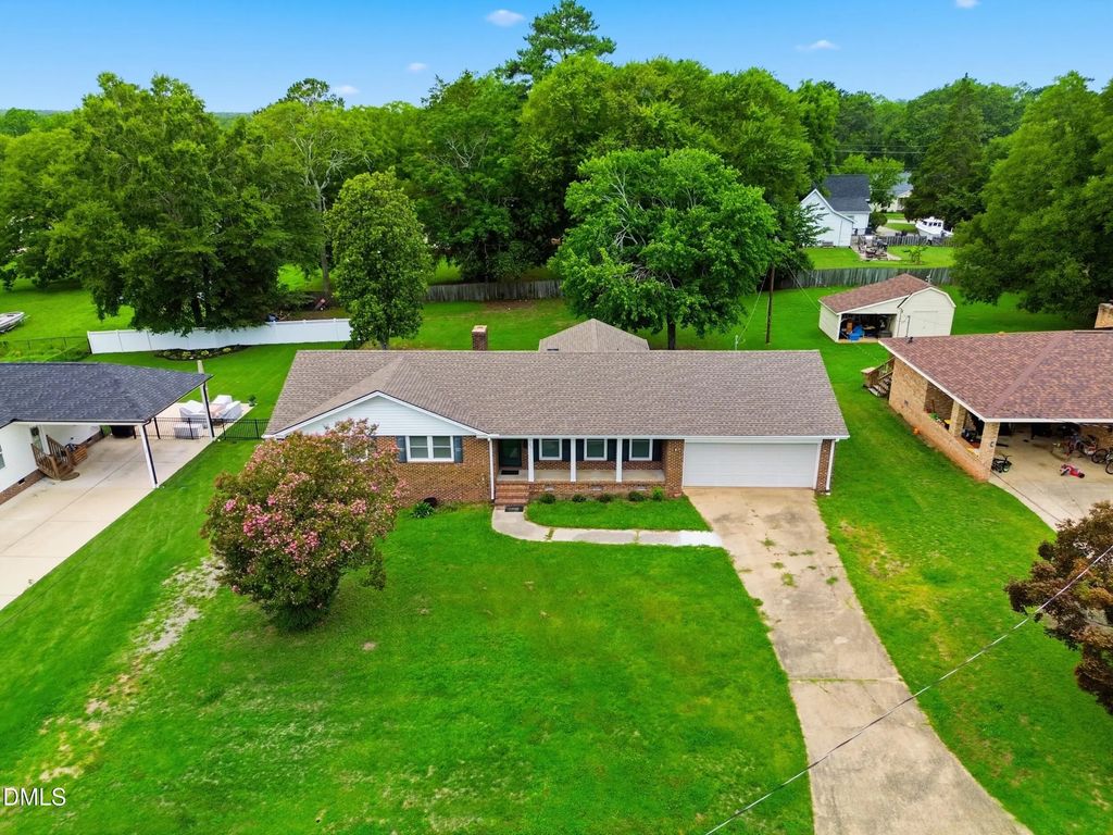 318 Crescent Drive, Clayton