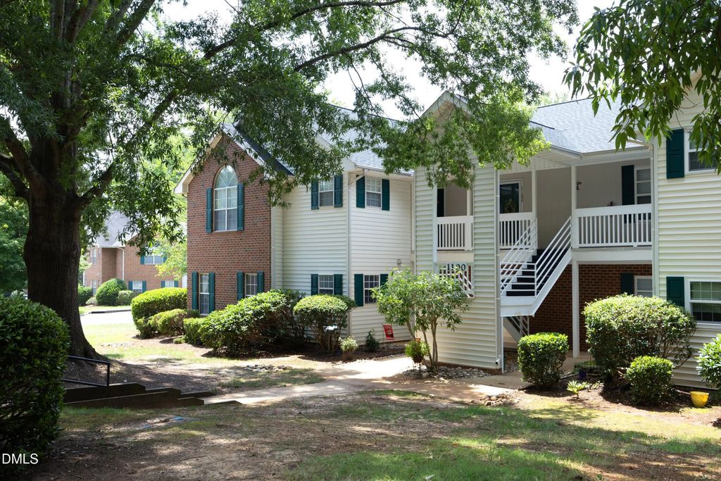 1112 Renshaw Court, Cary