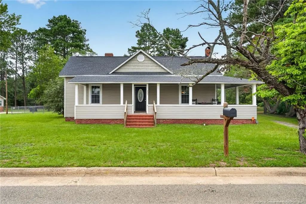 423 E Edinborough Avenue, Raeford