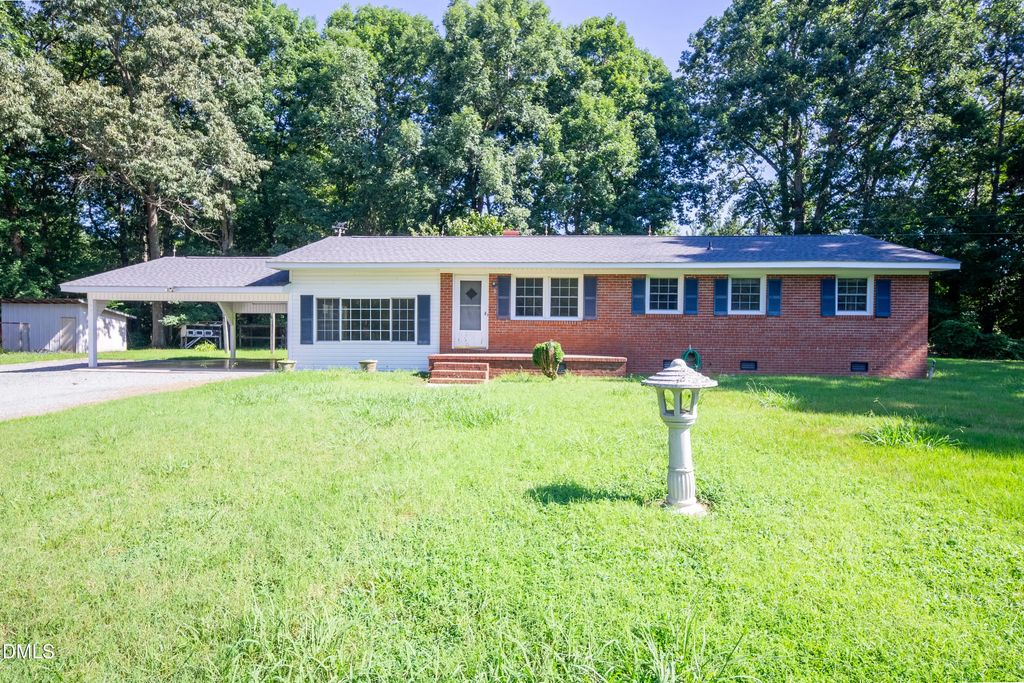 942 Clyde Underwood Road, Siler City
