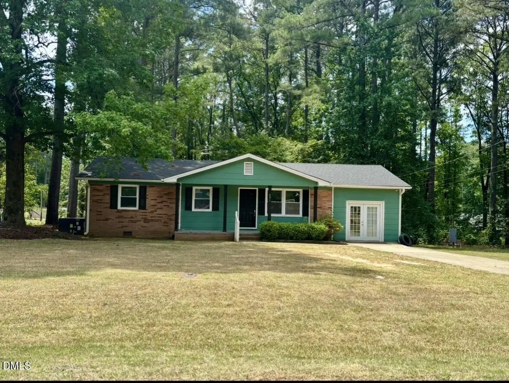 231 Pineland Avenue, Clayton