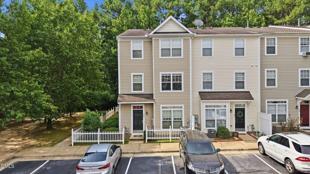 8621 Neuse Club Lane, Raleigh