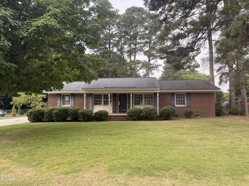 803 W Morris Circle, Dunn