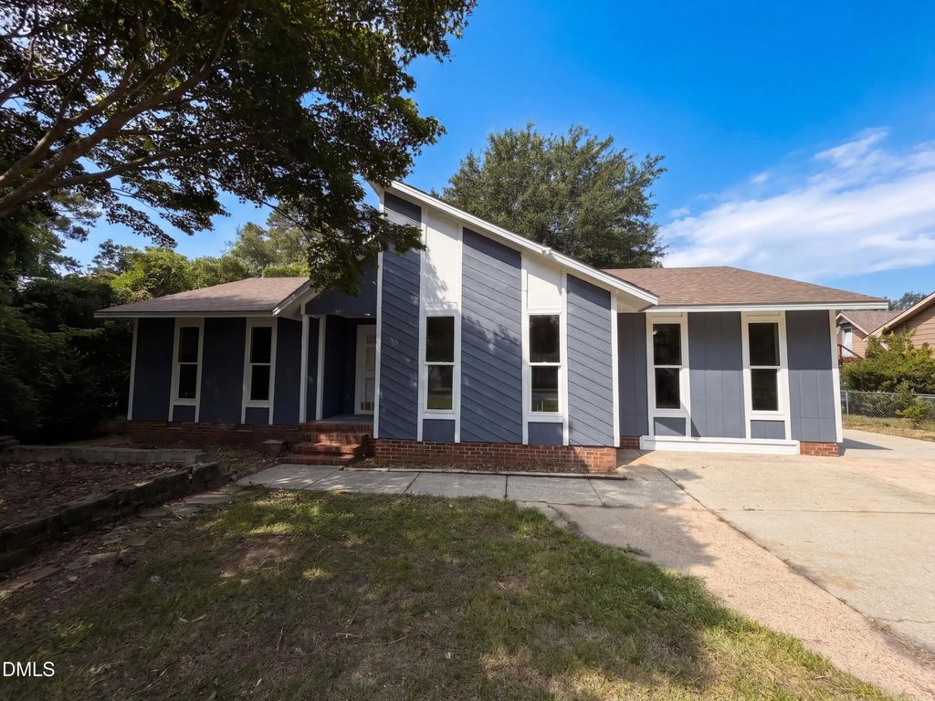 909 Axis Circle, Hope Mills