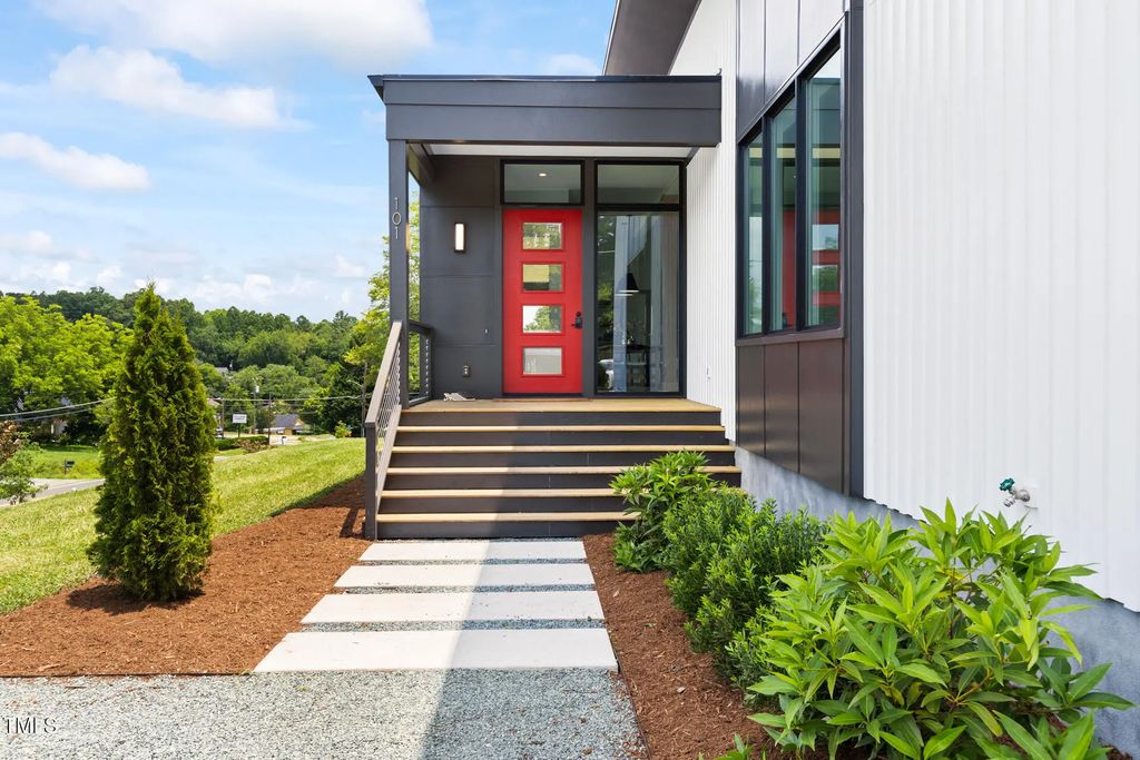 101 Jones Avenue, Hillsborough