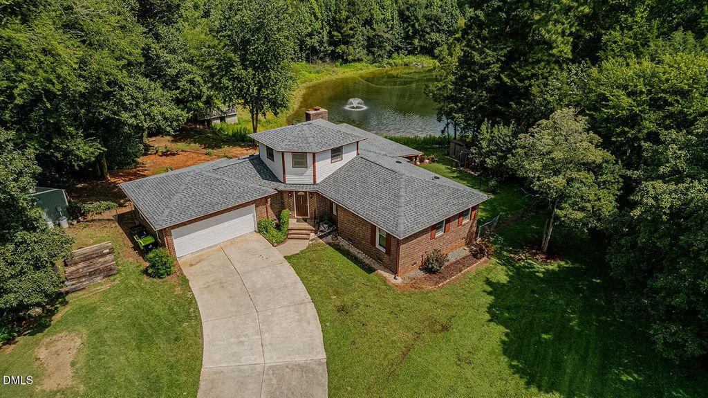 1116 Geneva Albright Road, Graham