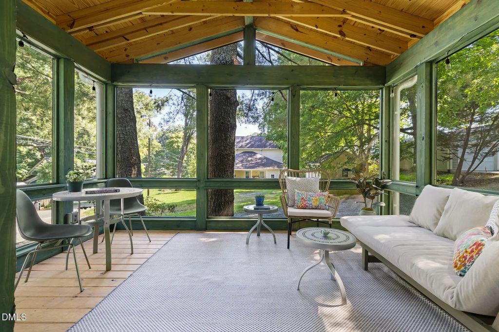 107 N Hillsborough Avenue, Hillsborough