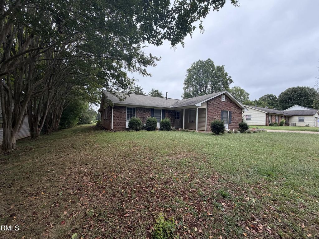 305 Westminster Drive, Elon