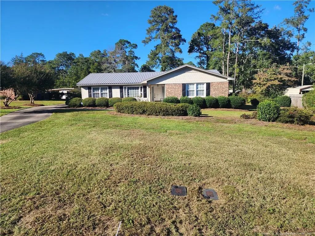 821 E Donaldson Avenue, Raeford