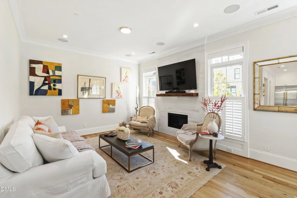 910 Oberlin Road 101, Raleigh