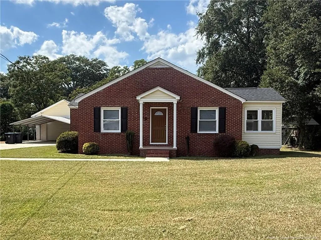109 N Dickson Street, Raeford