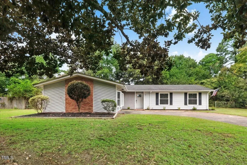 111 Robin Lake Drive, Dudley