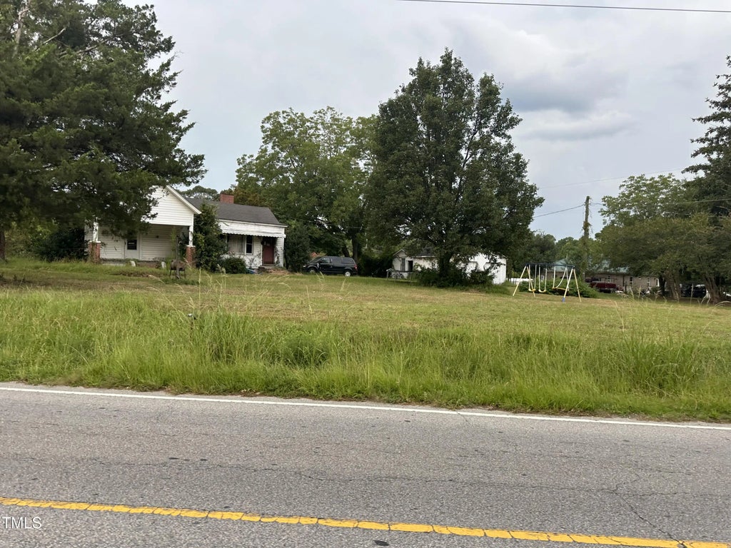 4516 Us 301, Four Oaks