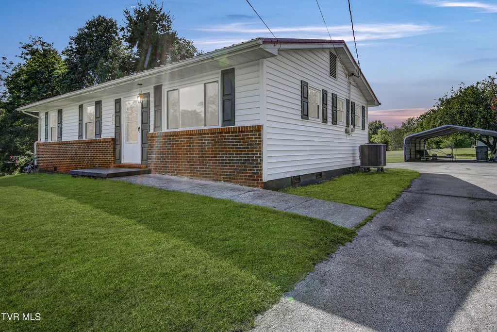 533 Oak Grove Road, Gray