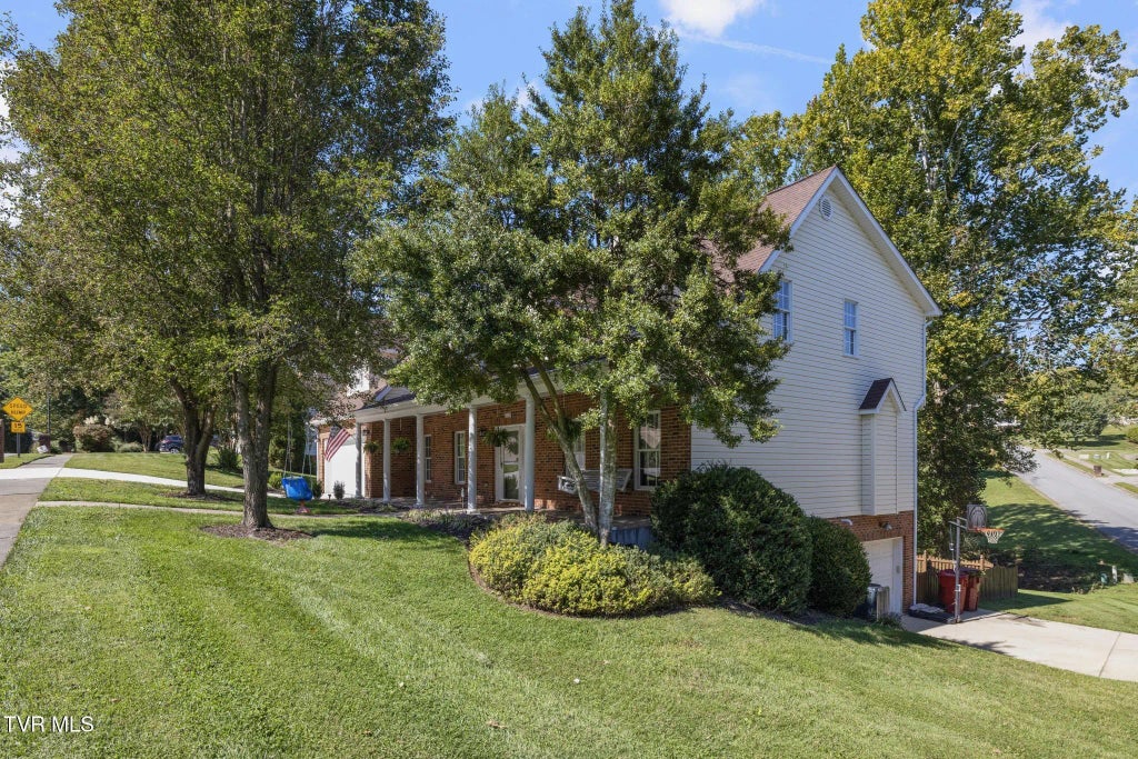 209 Glen Oaks Drive, Gray