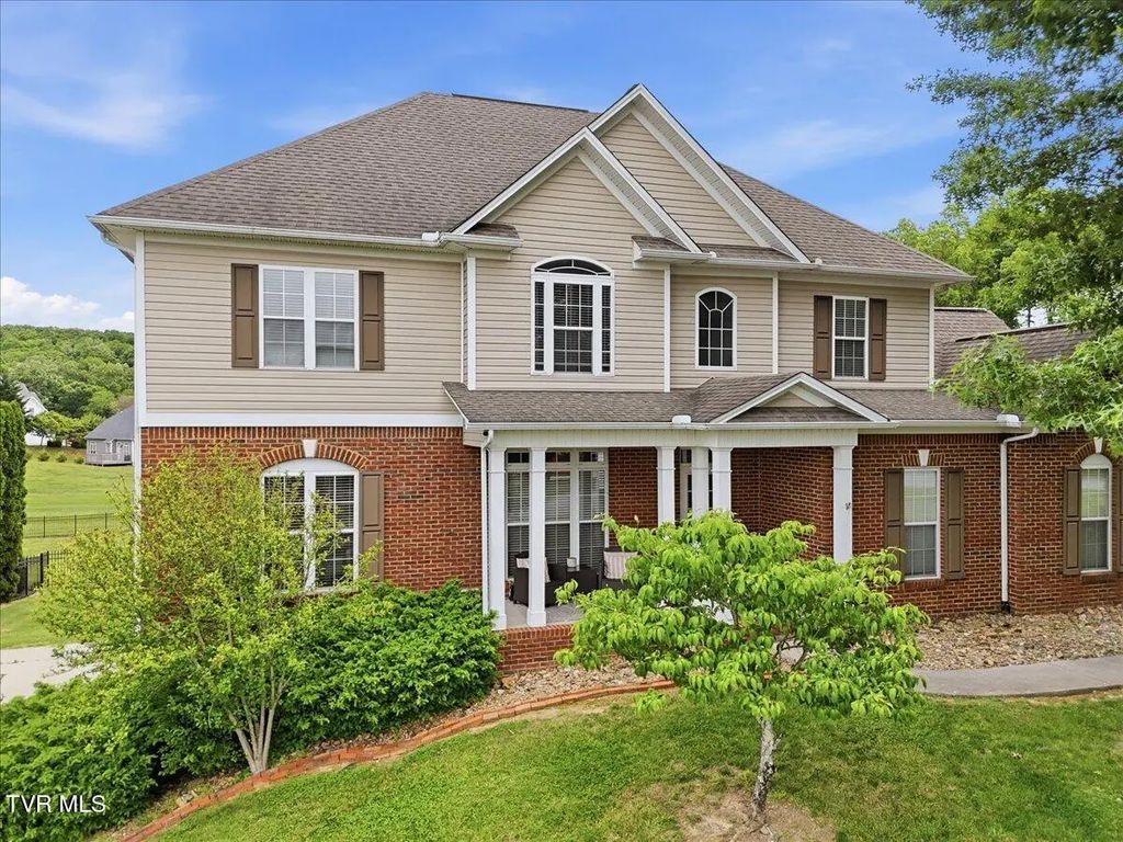 924 Saddle Ridge Lane, Morristown