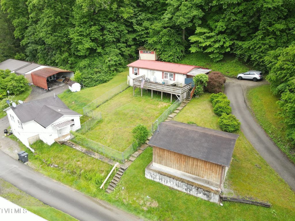 8126 South River Road, Pound