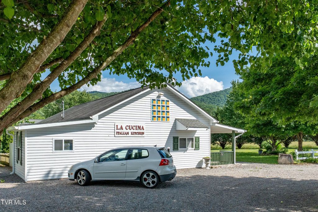6811 West Hwy 67, Mountain City
