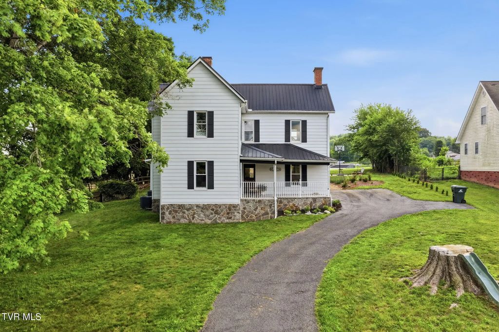 250 Five Oaks Road, Jonesborough