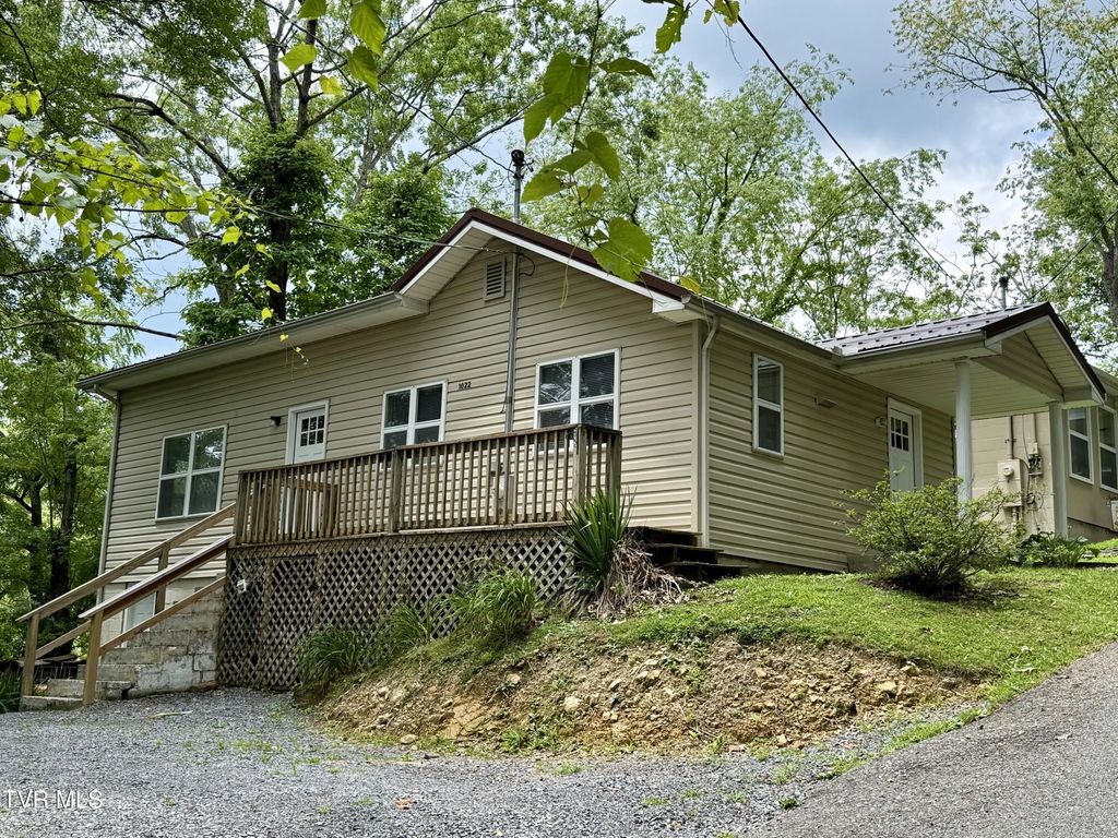 1022 Northwest Spruce Street, Norton