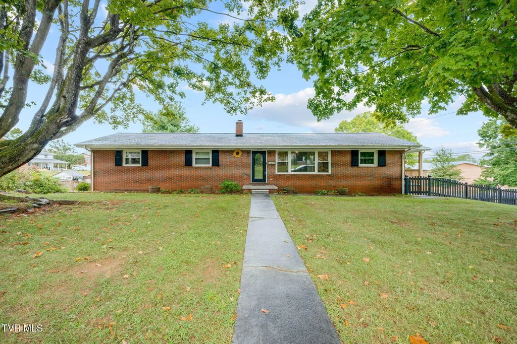 2400 Larkspur Drive, Johnson City