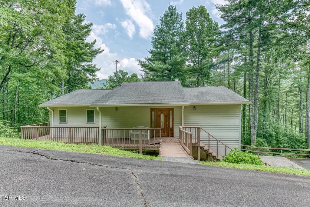 290 Lakeridge Road, Butler