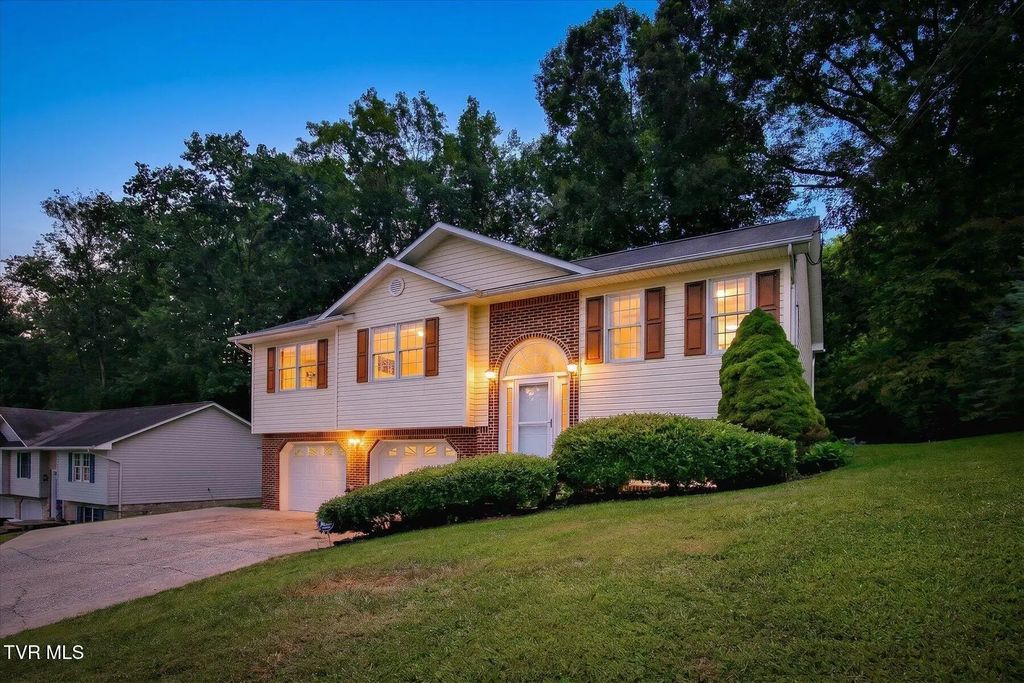 175 Valley Crest Drive, Mount Carmel