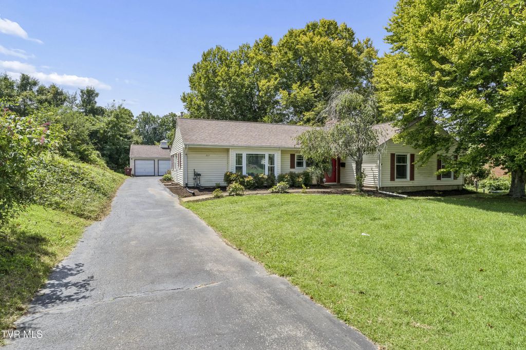 207 Dogwood Lane, Johnson City