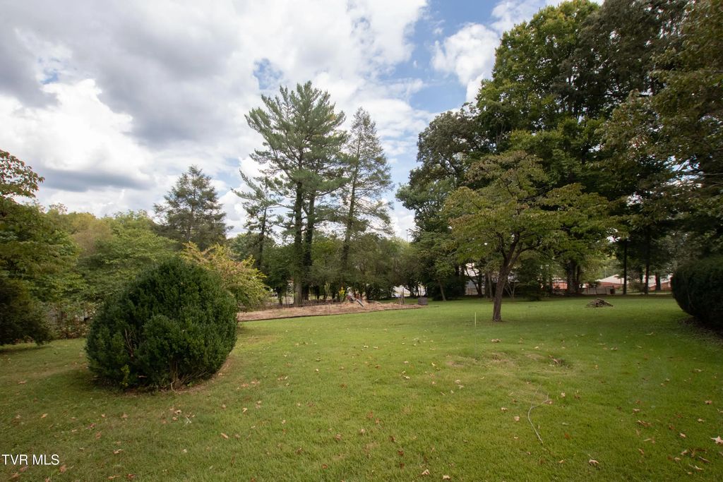 1212 Weaver Pike, Bristol