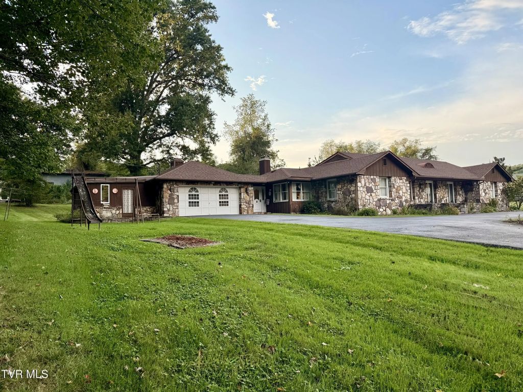 411 Northeast Centre Avenue, Coeburn
