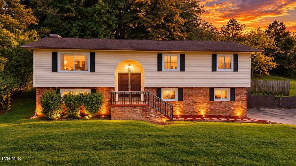 904 South Sherbrooke Circle, Mount Carmel